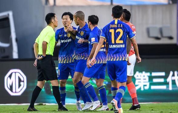 包含苏宁后防表现出色，成功力压对手晋级的词条