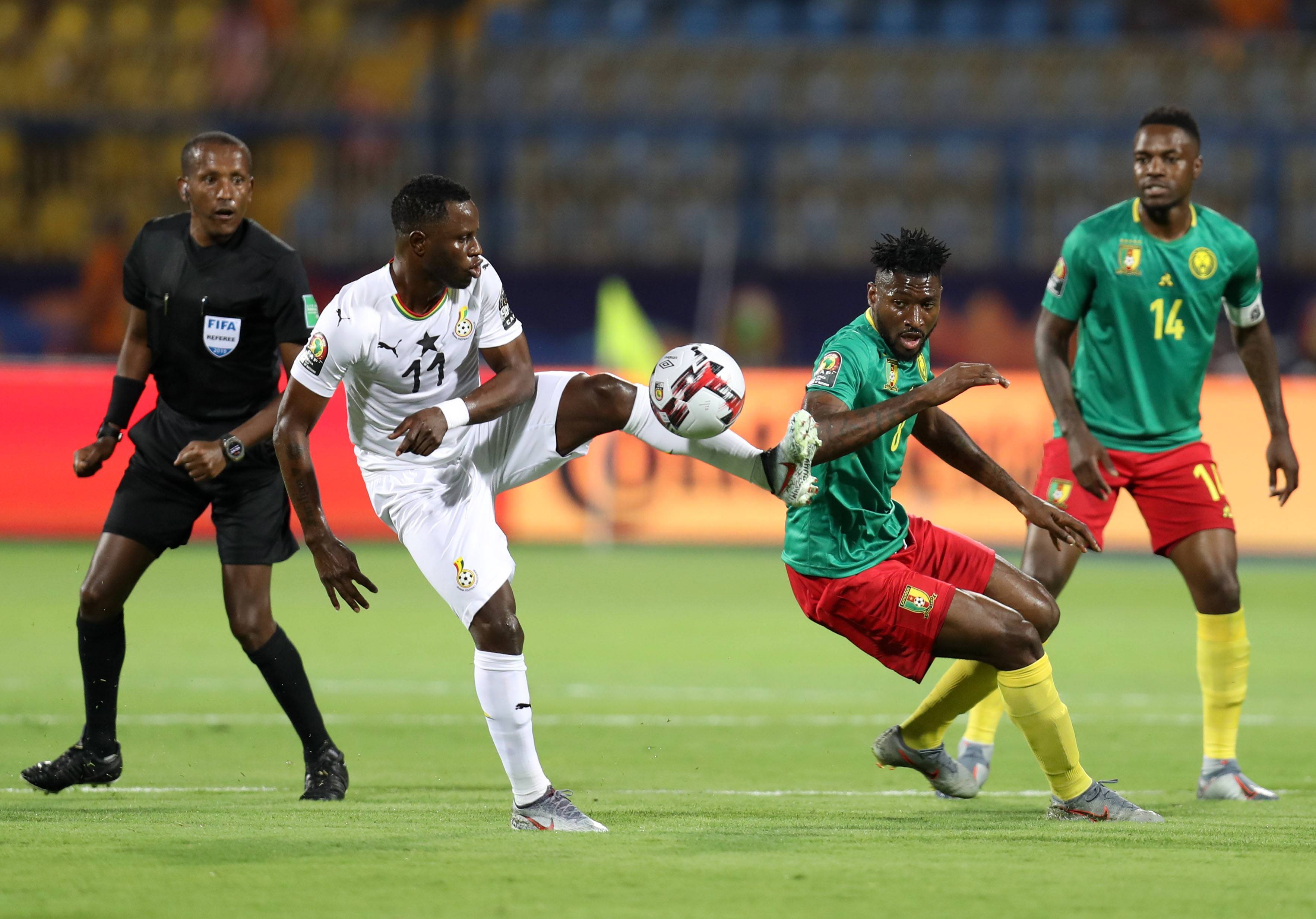 精彩的足球比赛吸引了全球观众的目光(精彩的足球赛吸引了无数的亿万观众修改病句)