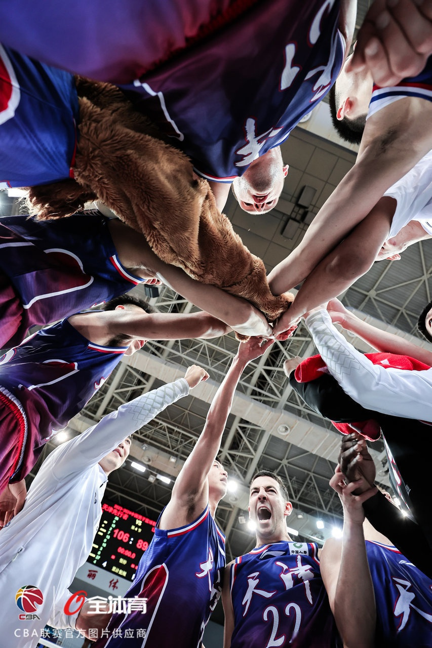 C7娱乐下载官网-势均力敌对决惊险刺激！球场上战况激烈的简单介绍