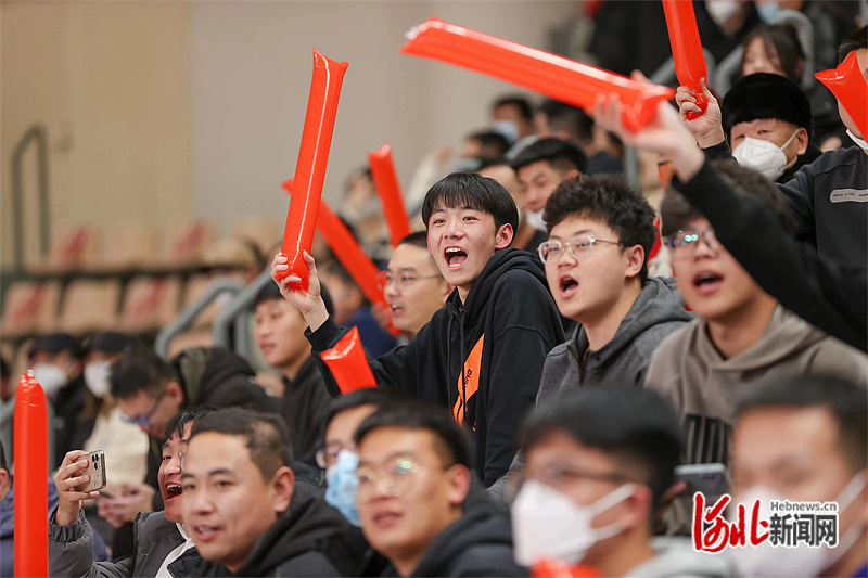 C7娱乐APP-关于篮球比赛现场球队支持者热情欢呼的信息